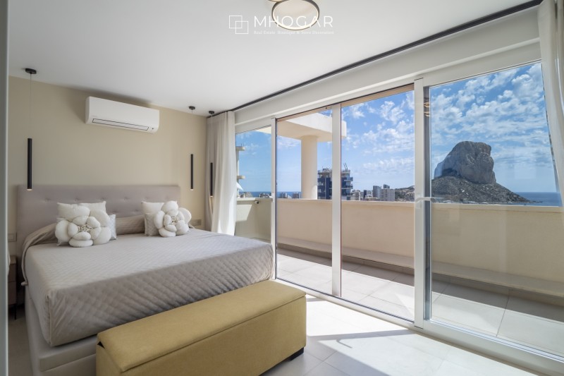 El cielo de Calpe a tus pies: ¡exclusivo ático dúplex de revista, frente al Mediterráneo! 